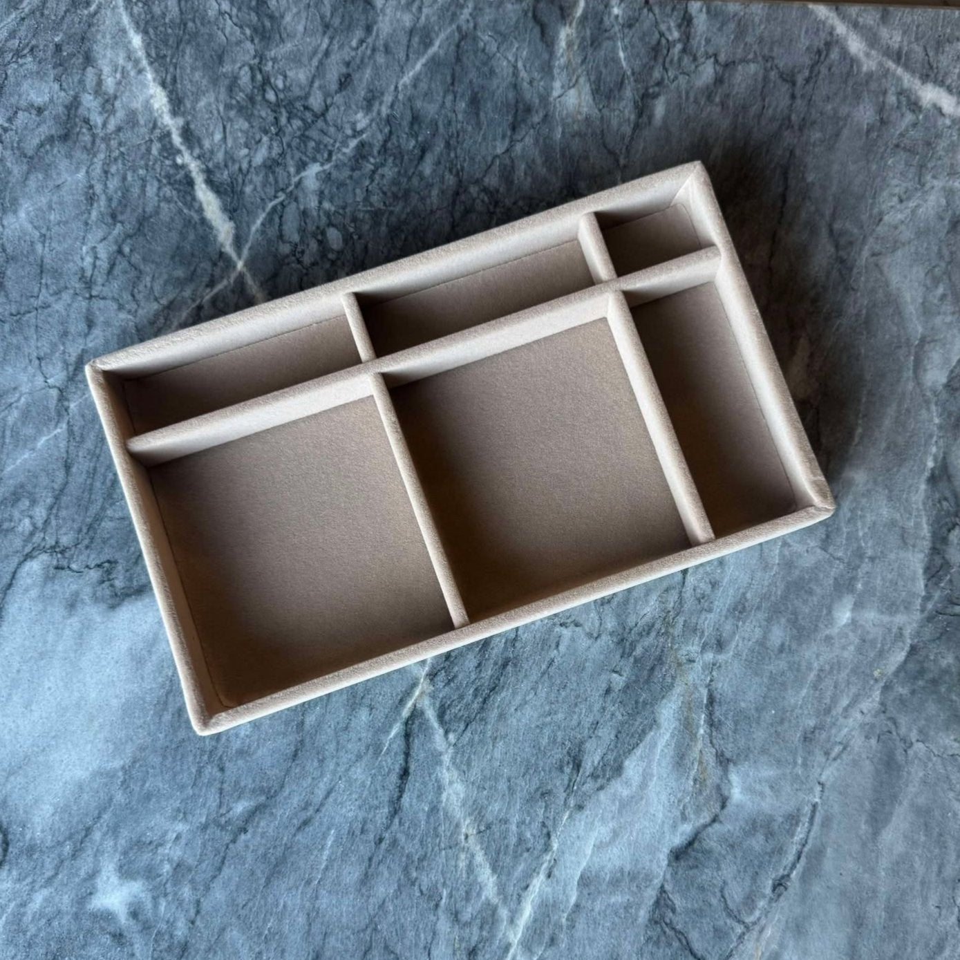 ANNEBRAUNER Velour Smykkebakke 6 Sektioner Latte