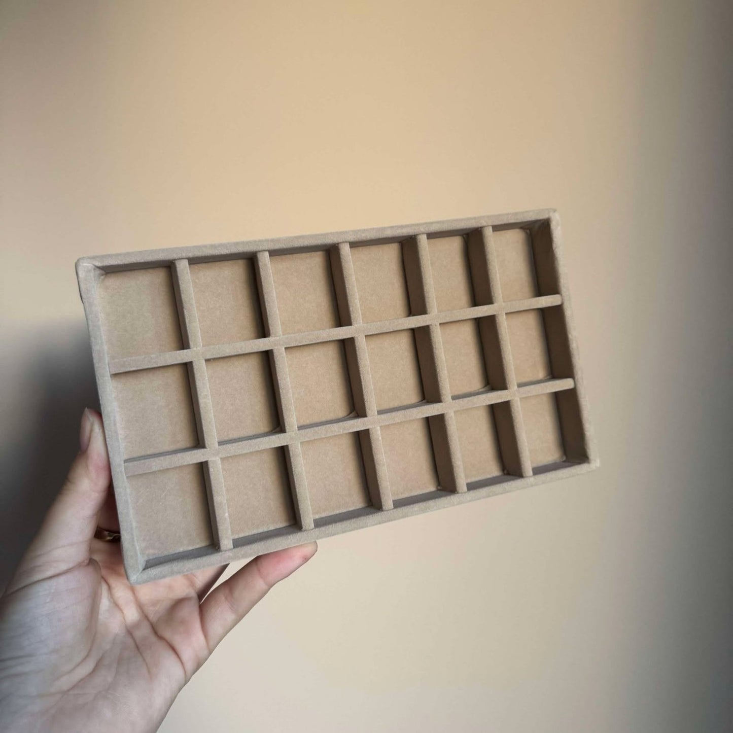 ANNEBRAUNER Velour Smykkebakke 18 Sektioner Latte