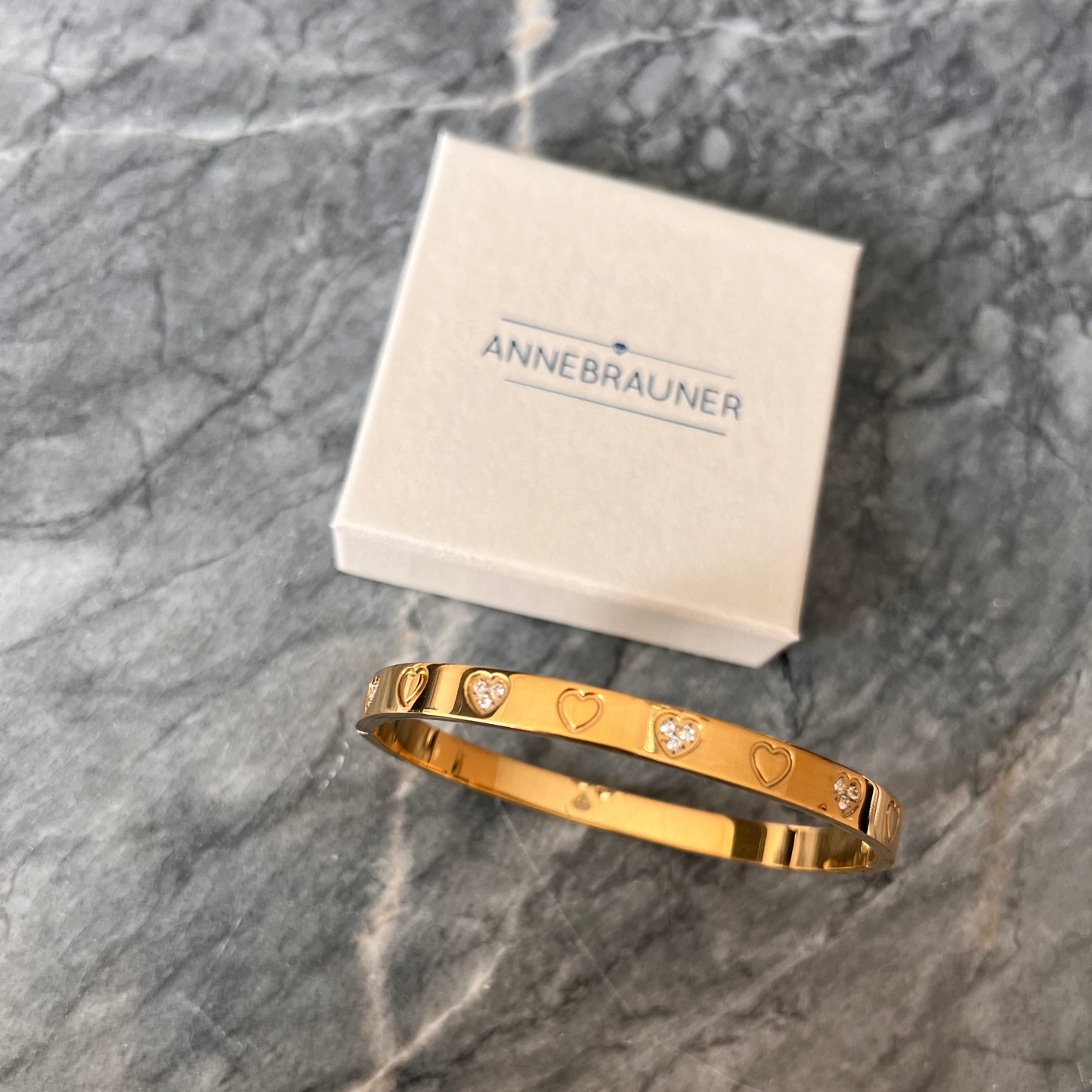 ANNEBRAUNER Heart Bangle Armbånd 18K Guldbelagt.