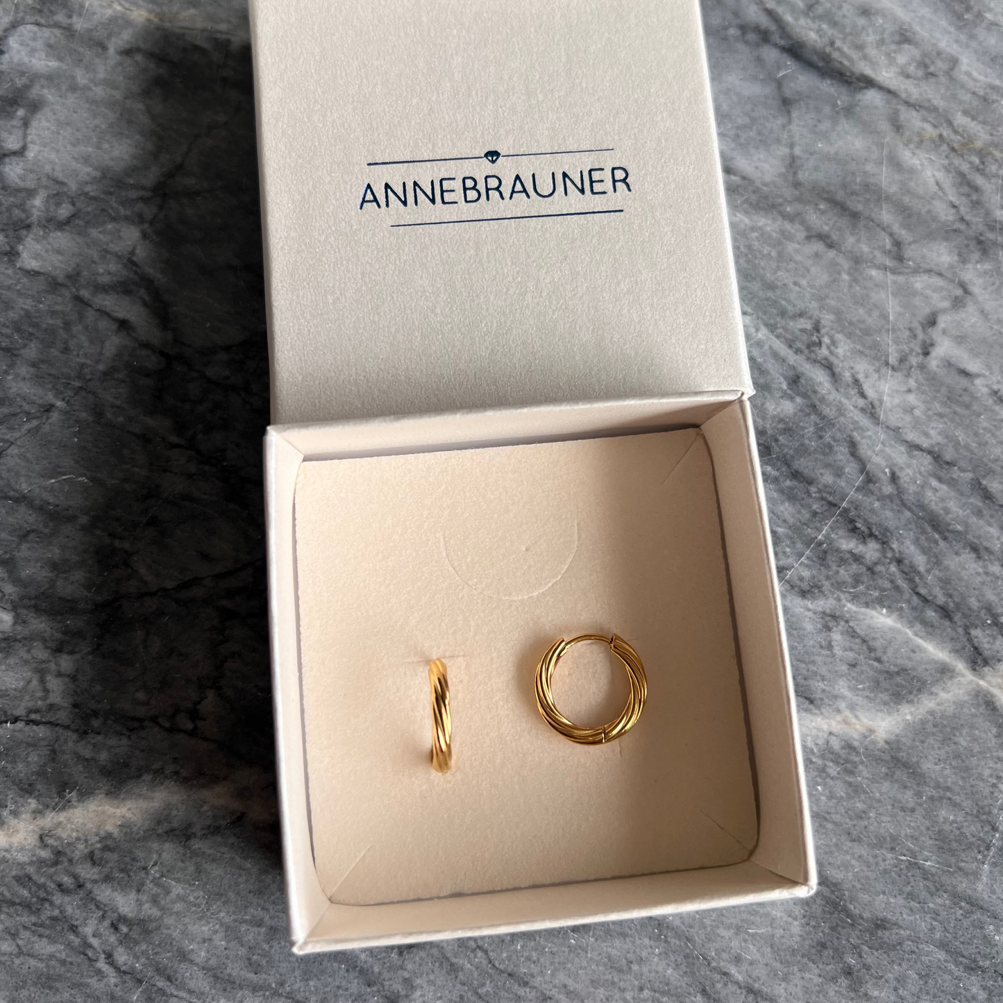 ANNEBRAUNER Classic Hoops Medium øreringe 18K Guldbelagt.