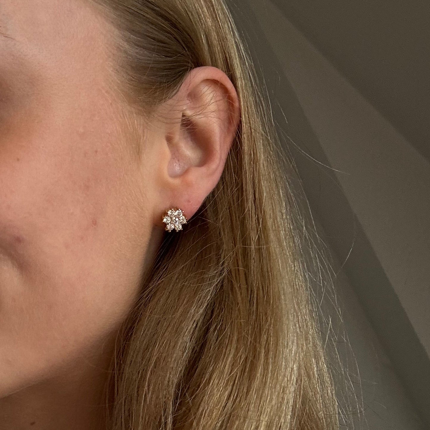 ANNEBRAUNER Flower Ørestikker 18K Guldbelagt