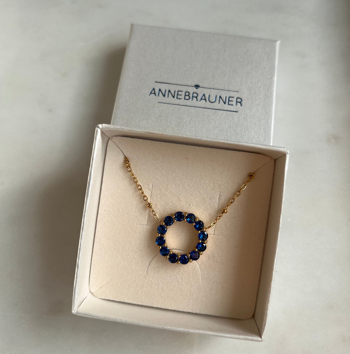ANNEBRAUNER Big Sapphire Circle Halskæde 18K Guldbelagt