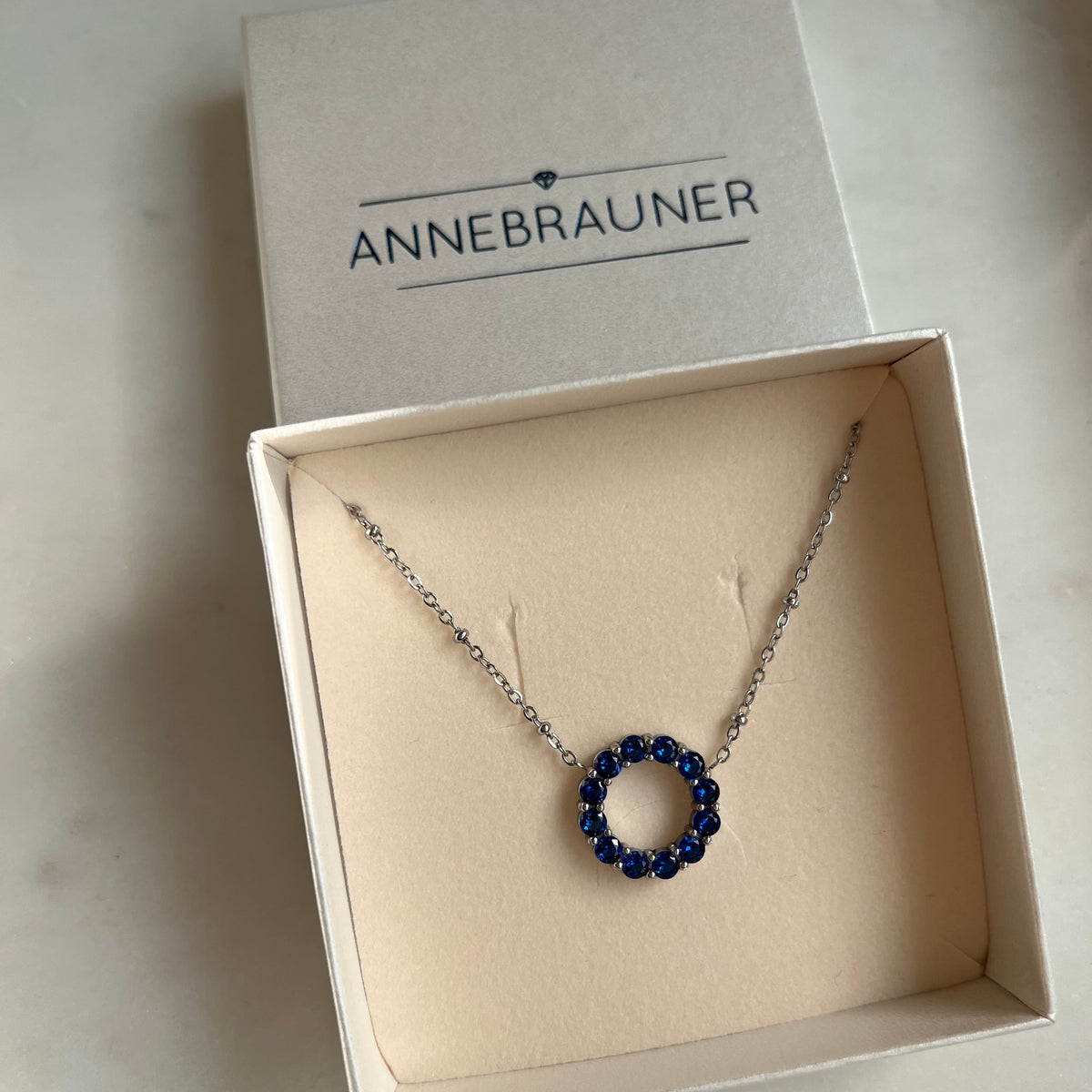 ANNEBRAUNER Big Sapphire Circle Halskæde