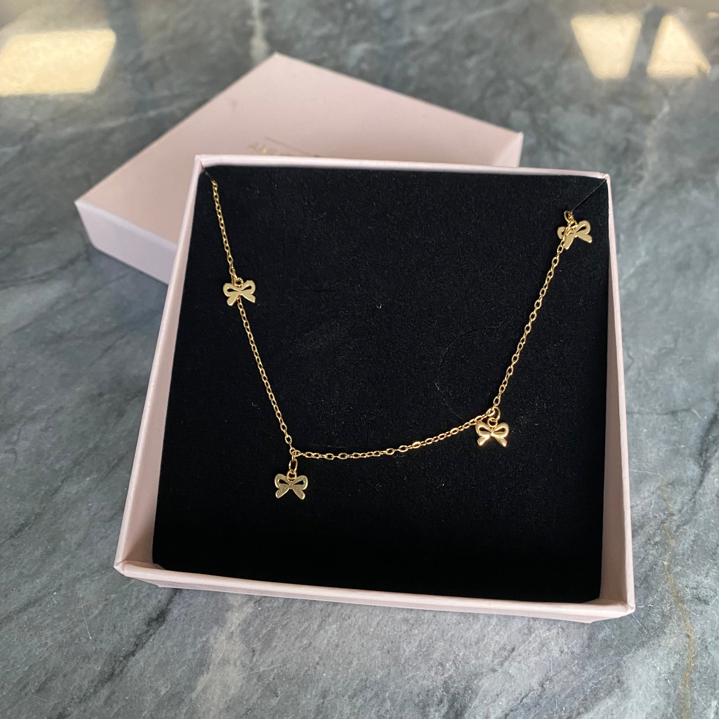 ANNEBRAUNER Bow Halskæde 18K Guldbelagt