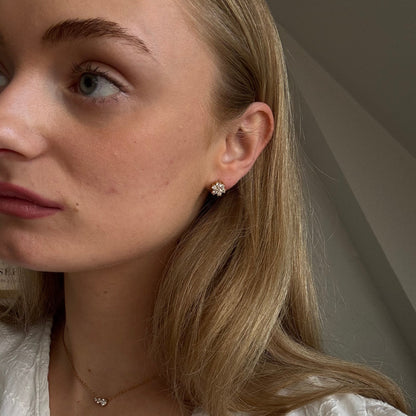 ANNEBRAUNER Flower Ørestikker 18K Guldbelagt
