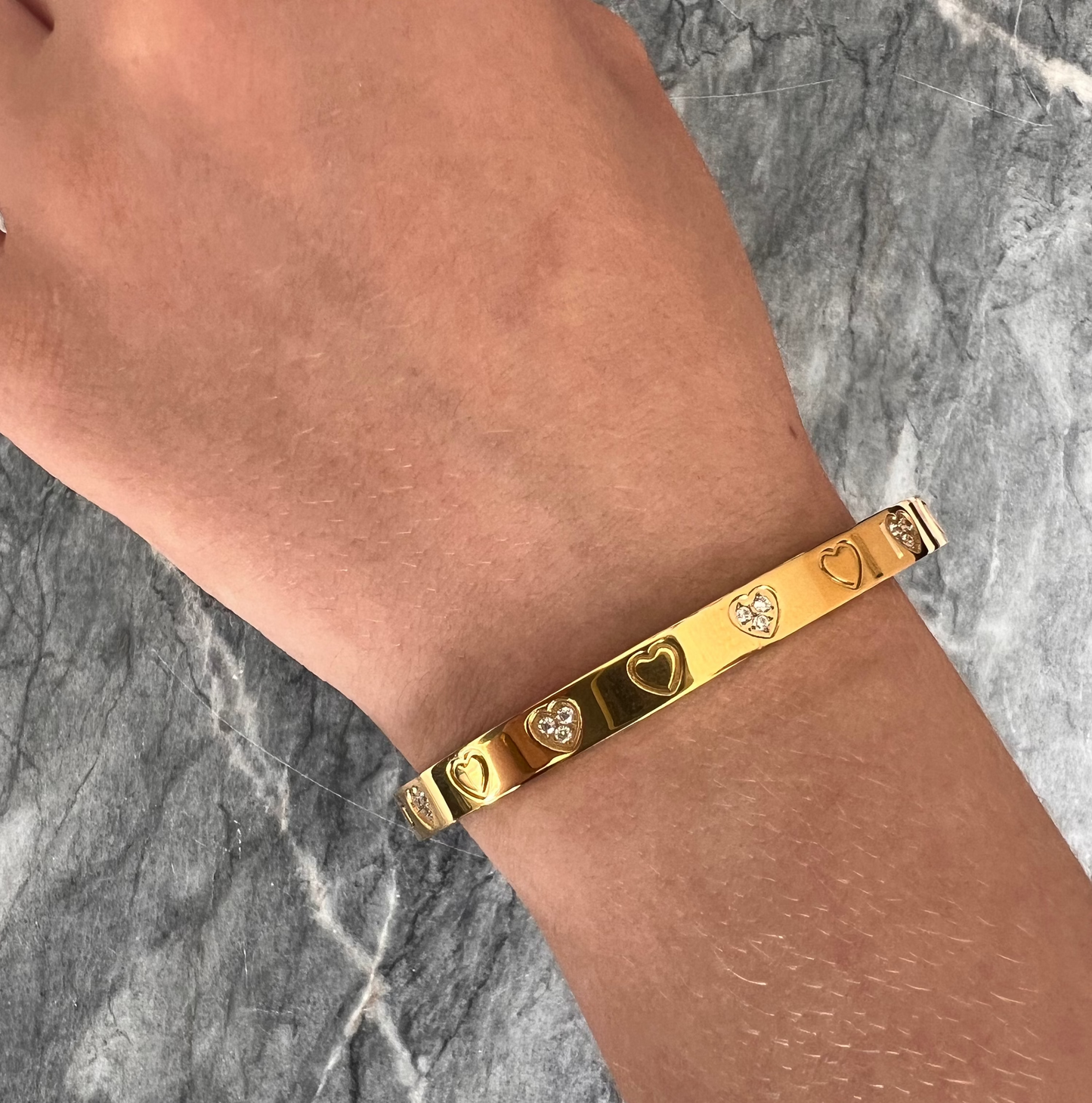 ANNEBRAUNER Heart Bangle Armbånd 18K Guldbelagt.