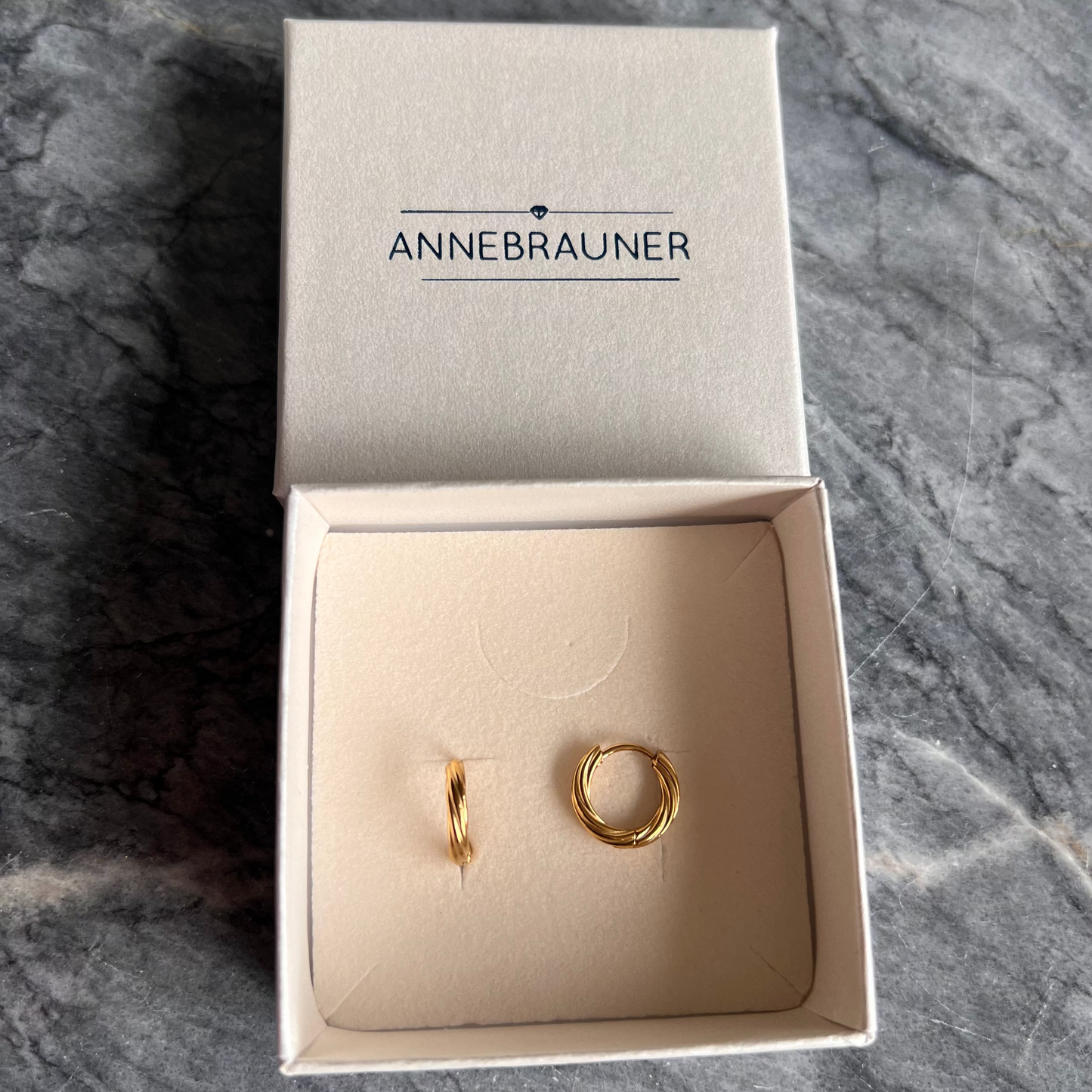 ANNEBRAUNER Classic Hoops Small øreringe 18K Guldbelagt.