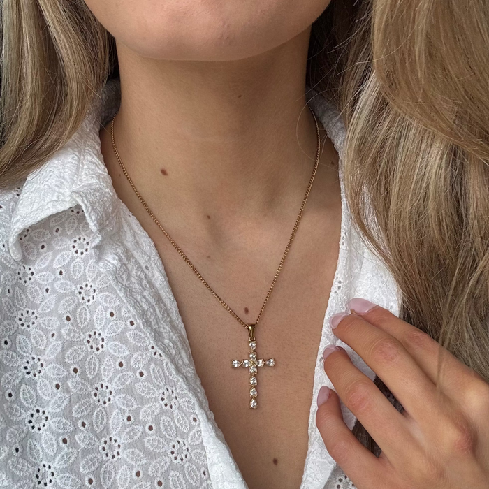ANNEBRAUNER Lucia Cross Halskæde 18K Guldbelagt
