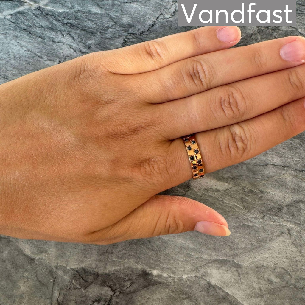 Annebrauner Chess Rose/Black Ring