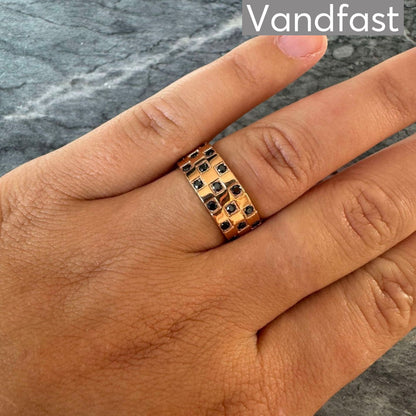 Annebrauner Chess Rose/Black Ring