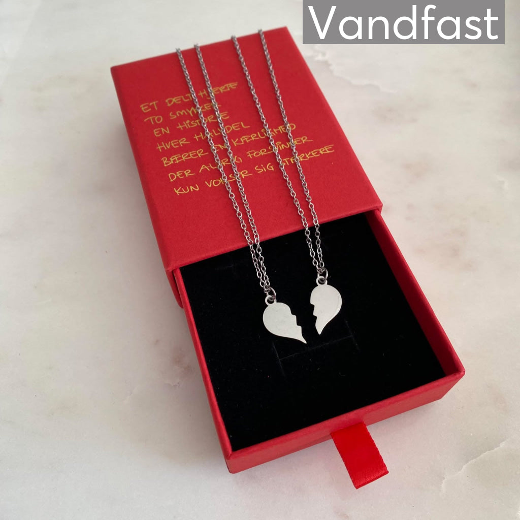 ANNEBRAUNER Et Delt Hjerte Halskæde