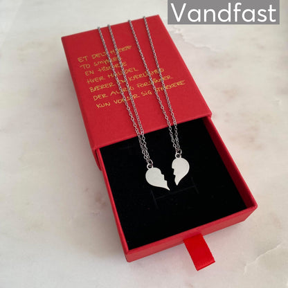 ANNEBRAUNER Et Delt Hjerte Halskæde