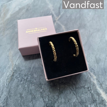 ANNEBRAUNER Hammered Creole 22 mm Øreringe 18K Guldbelagt